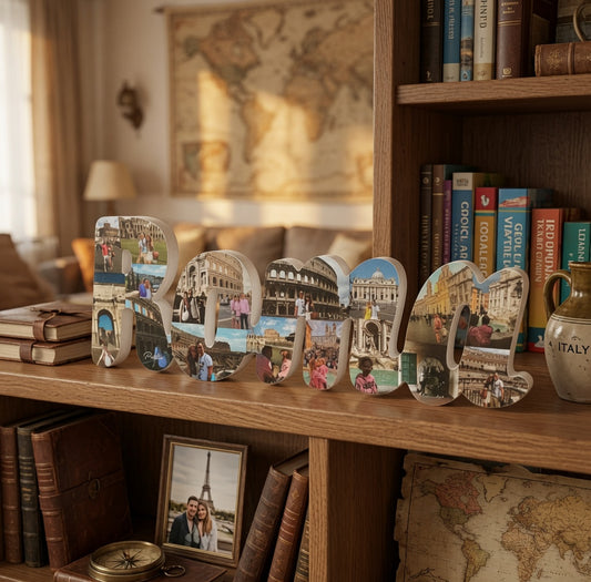 Letras decorativas "Roma" personalizadas con fotos de viaje sobre una estantería con libros y mapa antiguo