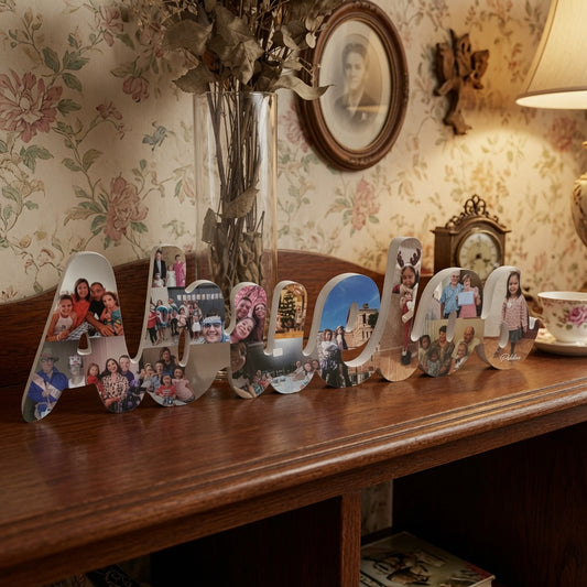 Letrero Abuelos con fotos sobre mueble del salón - Picletters