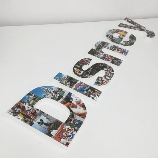 Letras sueltas con fotos de viaje expuestas de pie - Picletters