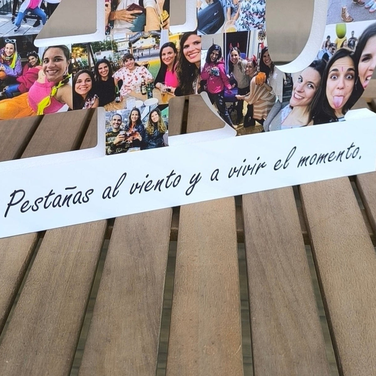 Texto dedicatoria en la base