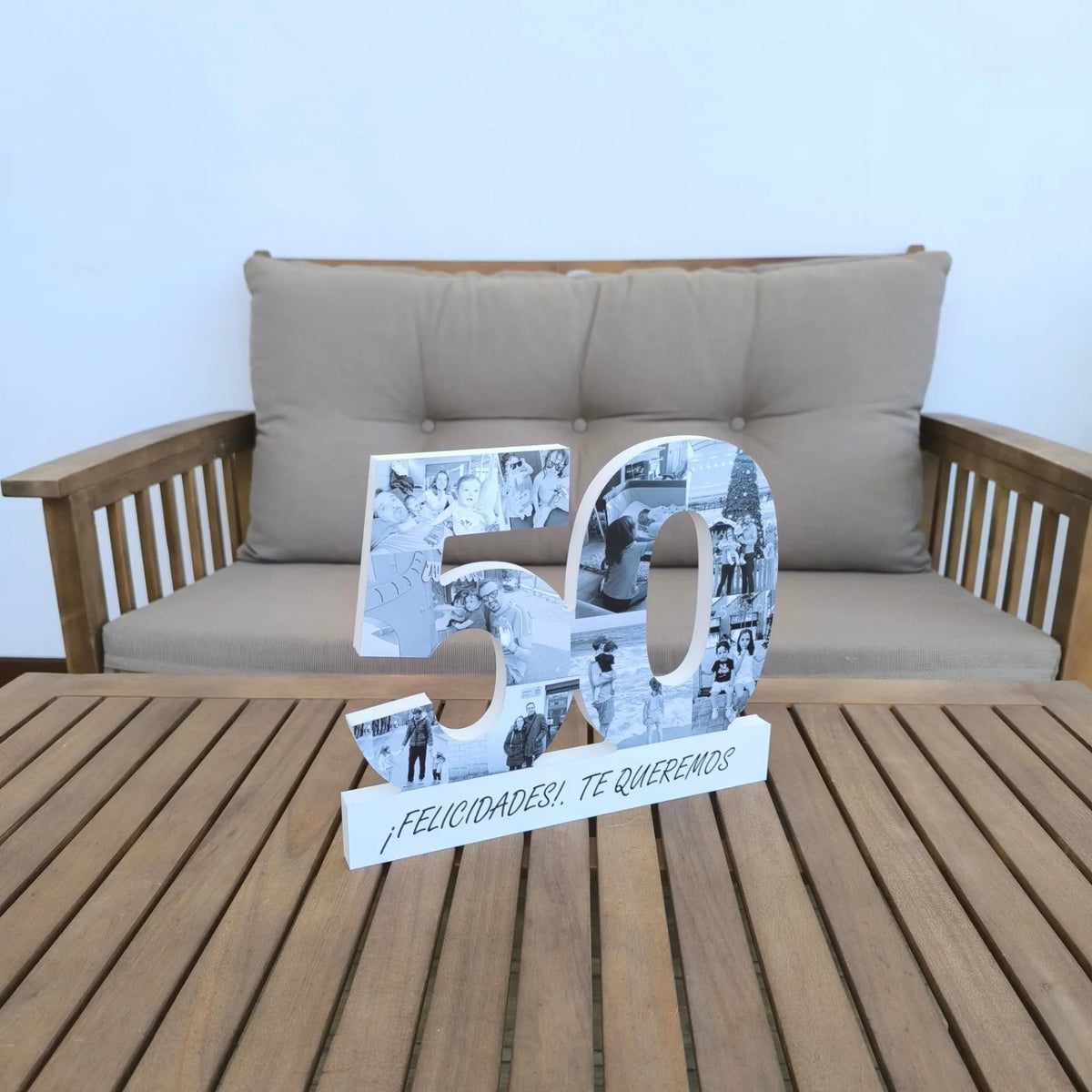 Número 50 con fotografías y base con dedicatoria - Picletters