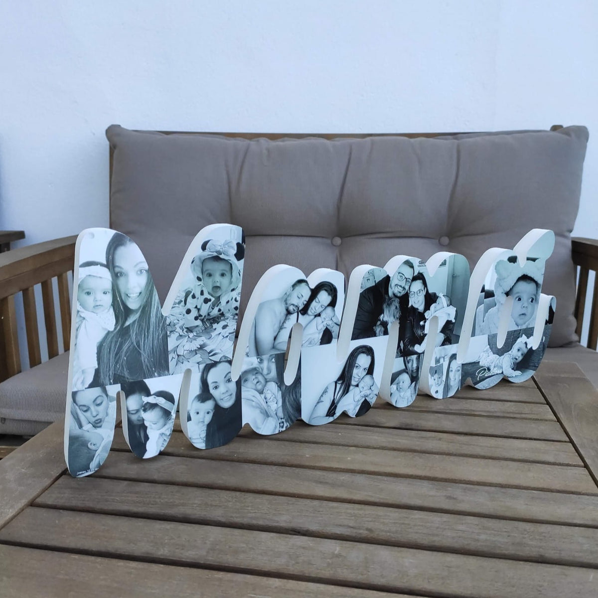 Letrero Mamá con fotos en minúsculas sobre mueble - Picletters