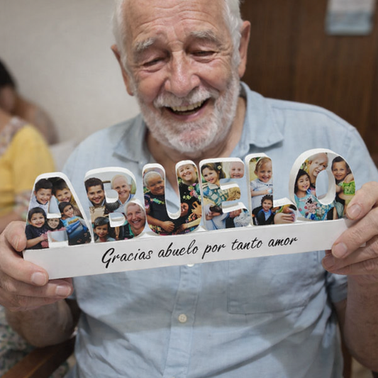 Abuelo sonriente sosteniendo la palabra ABUELO en 3D personalizada con fotos de sus nietos y dedicatoria Gracias abuelo por tanto amor