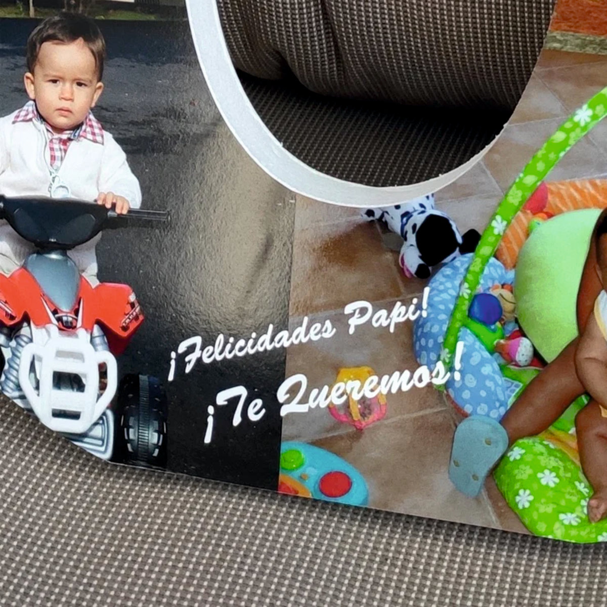 Número con fotografías de pie en interior - Picletters

