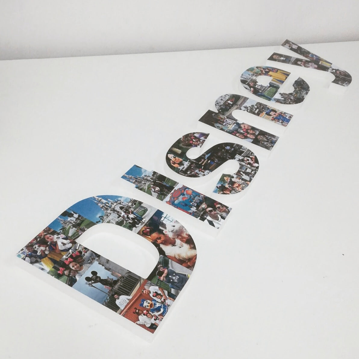 Letras sueltas con fotos de viaje expuestas de pie - Picletters