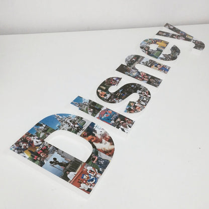 Letras sueltas con fotos de viaje expuestas de pie - Picletters