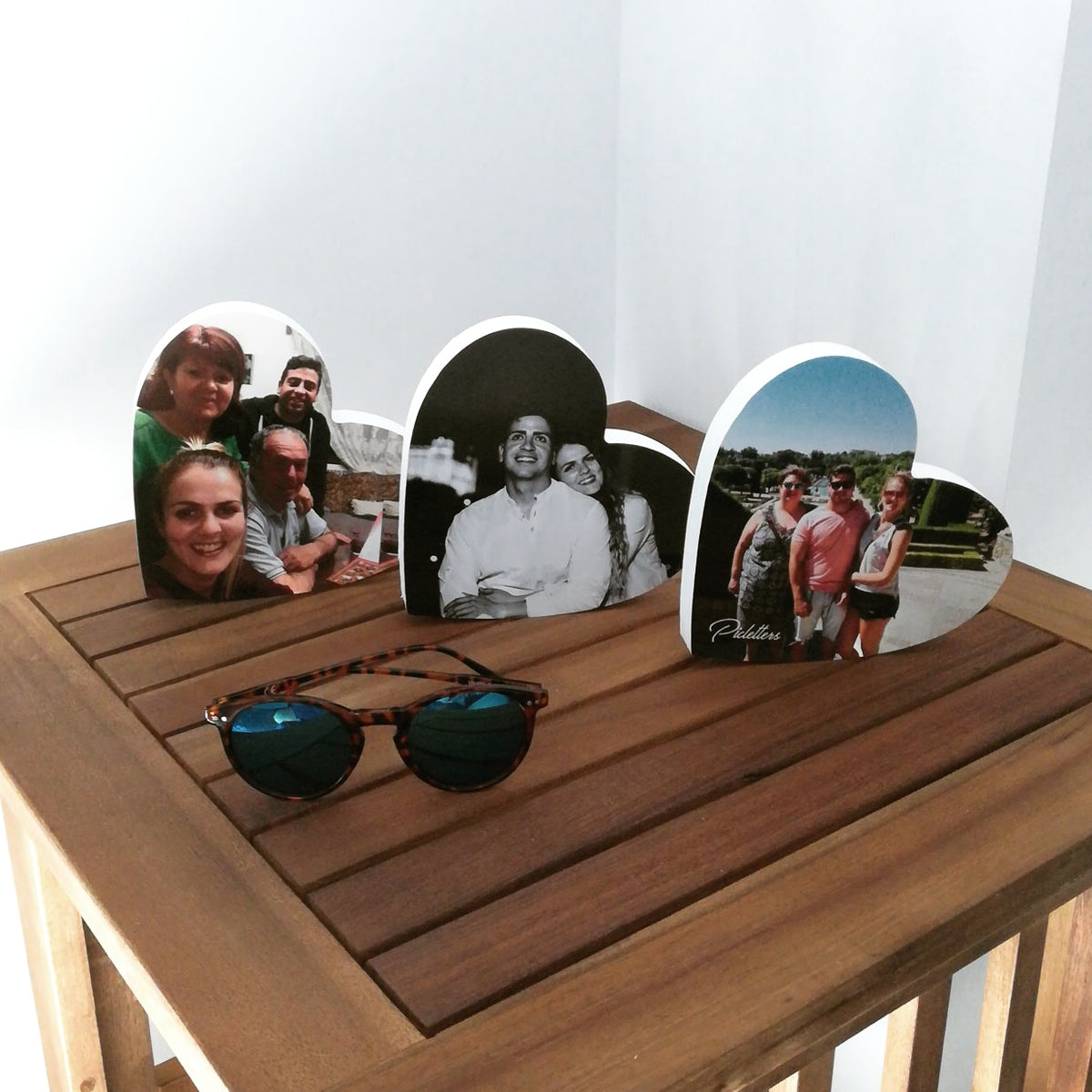 Varios corazones con fotos expuestos juntos - Picletters