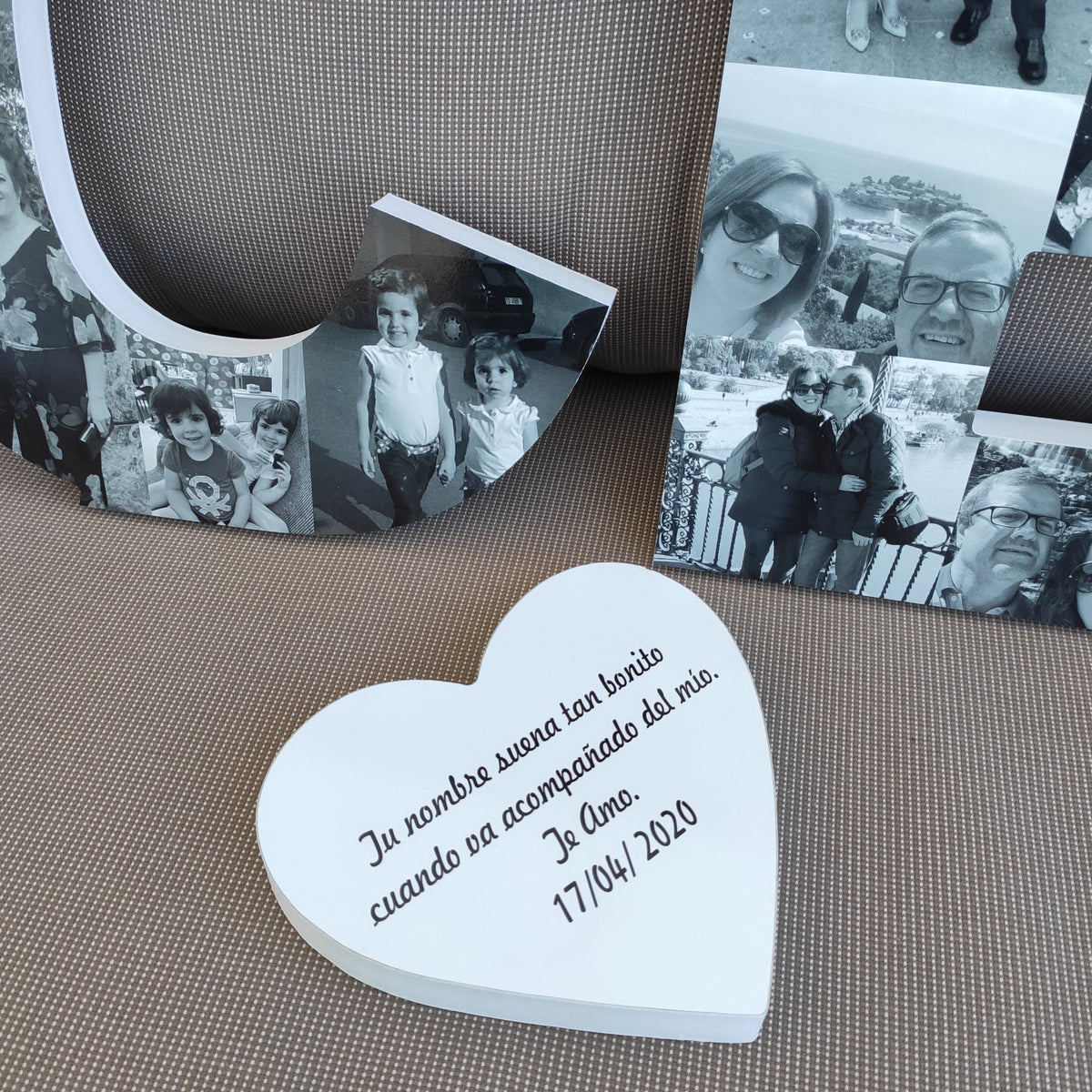 Dos iniciales con corazón, fotos y dedicatoria - Picletters