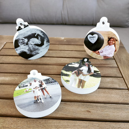 Detalle de una bola de Navidad con foto - Picletters