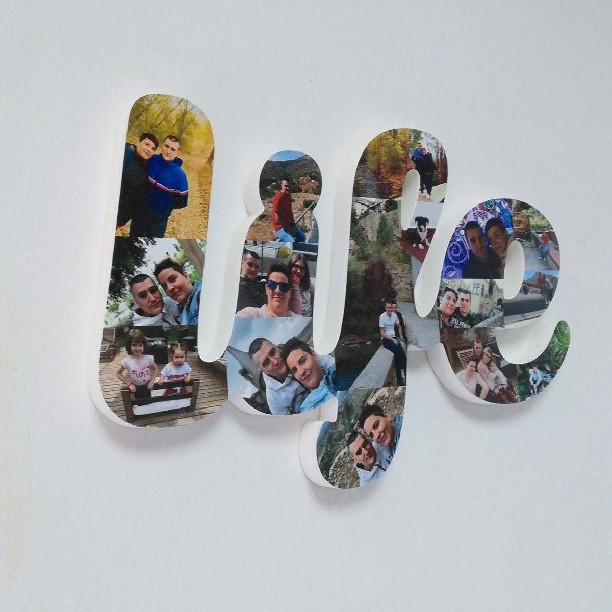 Letrero life con fotos apoyado en una estantería - Picletters