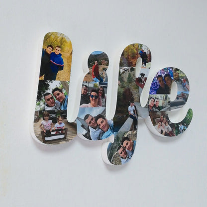 Letrero life con fotos apoyado en una estantería - Picletters