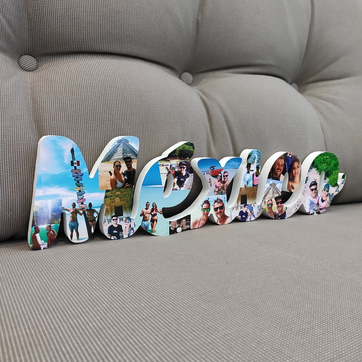 Letras decorativas "Mexico" personalizadas con fotos de viaje, apoyadas sobre un sofá