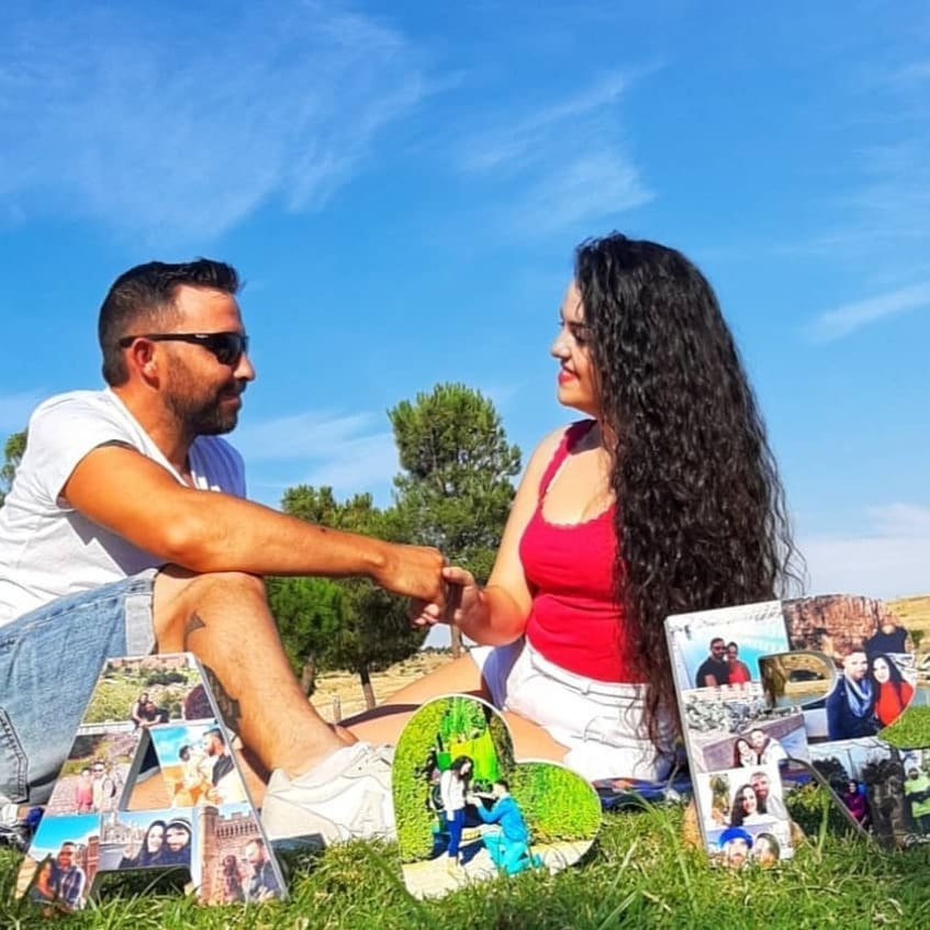 Iniciales con corazón de fotos expuestas de pie - Picletters